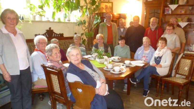 Bürgermeister Maximilian Beer, sein Stellvertreter Franz Stockerl, Pfarrer Markus Urban, Alfred Wolfsteiner und Josef Leonhardt (im Hintergrund, von links) peilen mit engagierten Helfern einen "Monatstreff für Senioren" an. Bild: mad