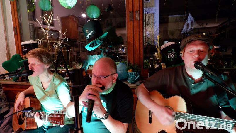 Gute Musik braucht nicht viel – bei einem Konzert von Éire Music in Königstein gab es noch nicht einmal viel Platz. Trotzdem war die Stimmung riesig. Archivbild: tat
