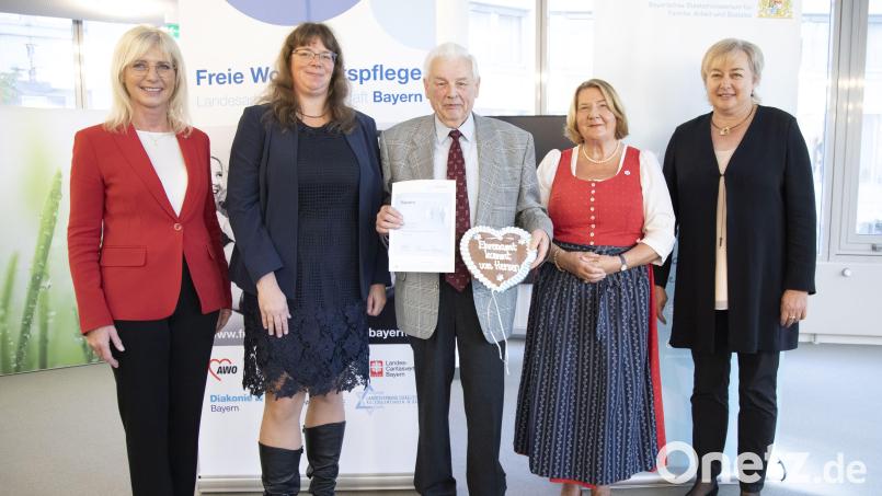 Bei der Vergabe des Ehrenamtspreises (von links): Ulrike Scharf, bayerische Sozialministerin, Kerstin Bauer, Kontaktstelle für Selbsthilfegruppen Amberg, Manfred Belusa, Selbsthilfegruppenleiter Aphasie Amberg-Sulzbach-Neumarkt, Eva Gottstein, Ehrenamtsbeauftragte der bayerischen Staatsregierung, Nicole Schley, Vorsitzende der freien Wohlfahrtspflege Bayern. Bild: BaySTMAS/exb