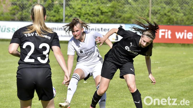 Miriam Geitner (rechts) erzielte den goldenen Treffer für den TSV Theuern im Spiel beim TuS Bad Aibling. Archivbild: Hubert Ziegler
