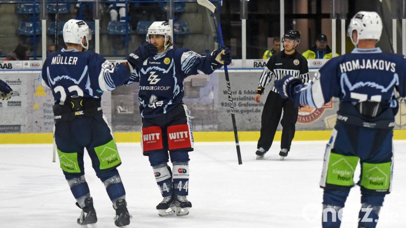 Kurt Davis (Mitte) erzielte beim 6:3-Sieg der Blue Devils Weiden gegen den EC Peiting zwei Treffer. Später kassierte der US-Amerikaner eine Fünfminuten- plus Spieldauerdisziplinarstrafe. Bild: Gebert
