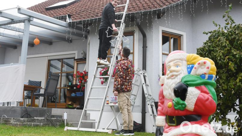Marco Kraus und Freund Oli Krause stecken schon jetzt mitten in den Vorbereitungen. Pünktlich zum ersten Advent soll das Haus von Familie Kraus wieder weihnachtlich leuchten. Bild: Gabi Schönberger