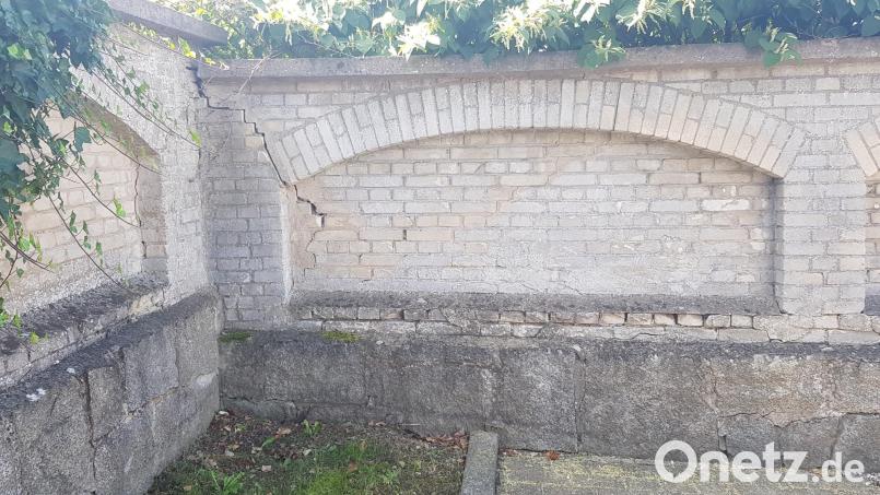 Die Risse in der Friedhofmauer sind nicht zu übersehen. Jetzt soll die Mauer erneuert werden. Dazu gibt es verschiedene Vorschläge. Archivbild: dob