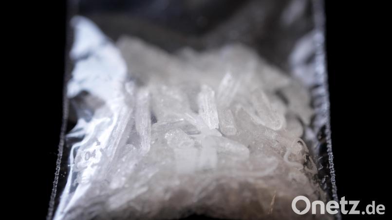 Ein Tütchen Crystal Meth im Geldbeutel. Das bringt einem Weidener nun eine Anzeige ein. Symbolbild: David-Wolfgang Ebener/dpa