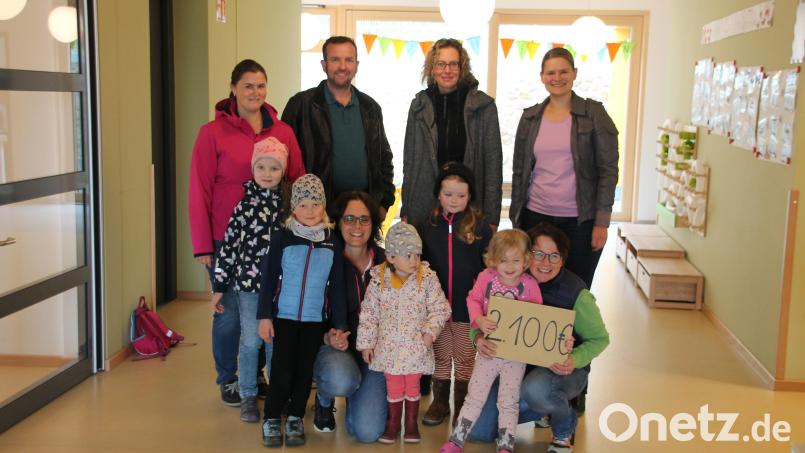 Elternbeiratsvorsitzender Gerald Kiener überreichte mit Anja Stahl, Ingrid Kiesl und Lydia Gschrey (hinten von links) eine Spende in Höhe von 2100 Euro an Kinderhausleiterin Manuela Hinkel (vorne rechts) und ihre Stellvertreterin Christine Götz (vorne Zweite von links). Bild: exb
