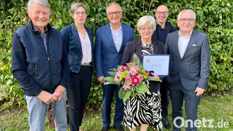 Die neue und alte Führung des Rotary Hilfswerks freuen sich mit Ingrid Bayer über eine hohe Auszeichnung.. Bild: Rotary Club Weiden/exb