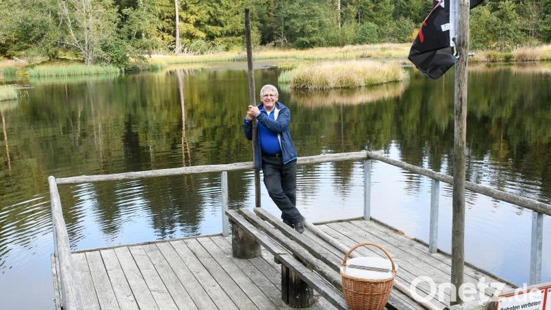 Georgenbergs Mr. OWV, Manfred Janker, macht Pause beim Schwammerlsuchen. Das Floß im Siebeninselweiher ist eines der vielen Projekte, dass der umtriebige Zweigvereinsvorsitzende für Einheimische, Ausflügler und Gäste umgesetzt hat. Bild: Gabi Schönberger