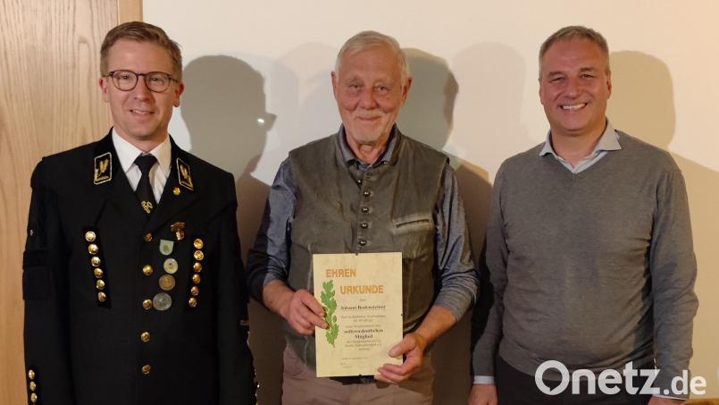 Vorsitzender Jürgen Ferschl (links) und Zweiter Bürgermeister Thomas Rohrwild (rechts) zeichneten Johann Bodensteiner aus. Bild: Jürgen Ferschl/exb