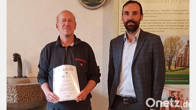 Roland Watzke aus Ratingen wurde von Bürgermeister Bulenda für seinen 30-igsten Aufenthalt in Moosbach geehrt. Bild: gi