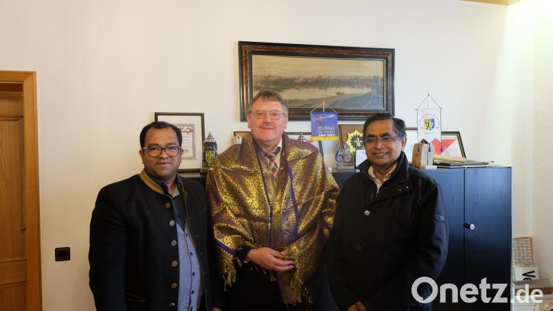 Pater Robin (links) und Provinzial Pater John Britto Muthuswamy (rechts) besuchen Bürgermeister Hans-Martin Schertl im Rathaus und übergeben ihm einen traditionellen Seidenumhang. Bild: Stefanie Gradl