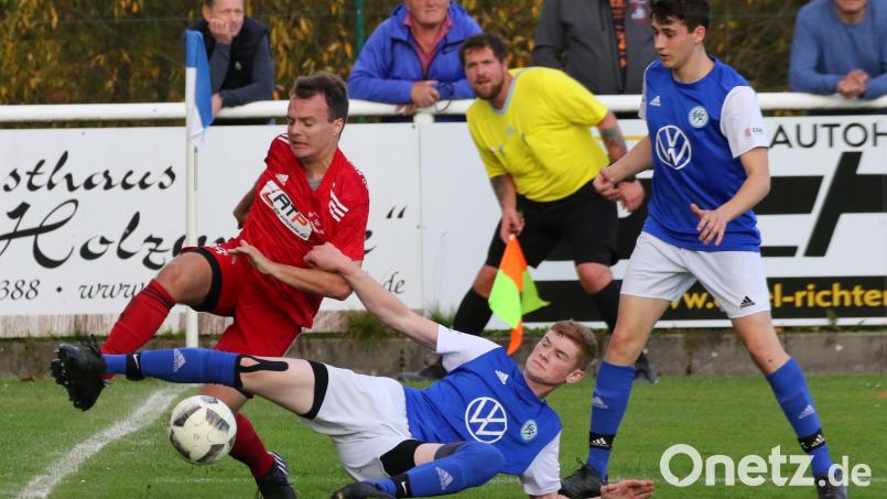 Der Tremmersdorfer Lukas Kutzer (Mitte) grätscht gegen Johannes Stopfer vom SC Kirchenthumbach. Das Derby endete mit einem 2:2-Unentschieden, wobei Tremmersdorf erst in der Schlussphase der Ausgleich gelang. Bild: Dieter Jäschke