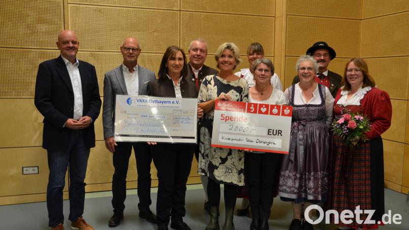 Bei der Spendenübergabe waren dabei (von links): Dirk Lippmann, Bürgermeister Ludwig Lang, Renate Weickl, Albert Walter, Volz Fleckenstein, Lydia Mossburger sowie Bettina Geiler, Angelika und Josef Graf und Kathrin Ziegaus. Bild: Josef Graf