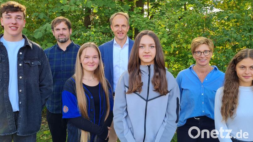 Verbindungslehrer Philipp Mitterer ( links hinten) mit Schulamtsdirektor Stephan Tischer und Verbindungslehrerin auf Schulamtsebene Jutta Gebhardt. Die Schülersprecher (vorne von links) Anton Hellerer (Kümmersbruck), Loe Niabel Fürsattel (Vilseck), Anastasia Gerlach und Sarah El Sayed (beide Amberg). Bild: khg