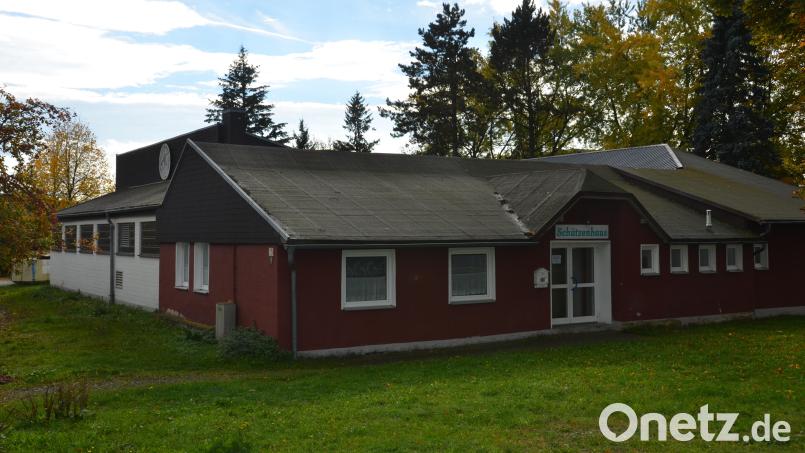 Das Schützenhaus braucht dringend ein neues Dach. Heuer soll es noch einmal notdürftig repariert werden, bevor der Verein im kommenden Jahr das Gebäude neu mit Trapezblech eindecken will. Bild: dob