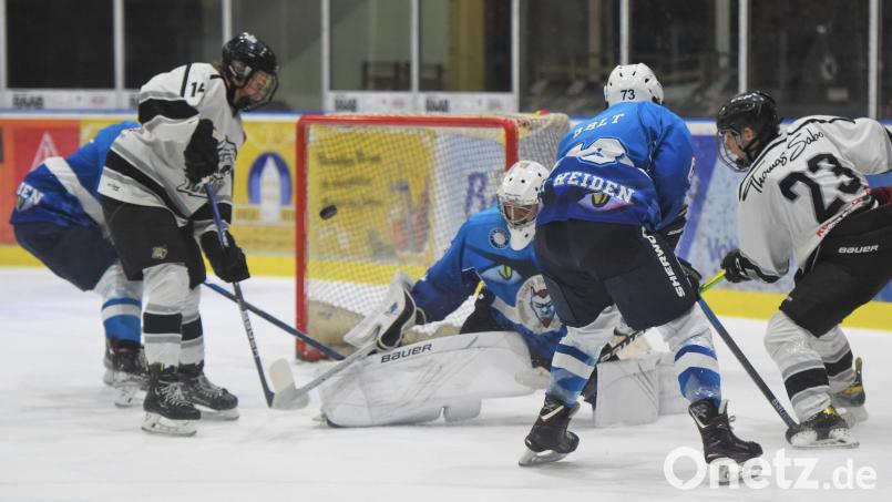 Die Junioren des 1. EV Weiden mussten gegen den EHC 80 Nürnberg zwei Niederlagen hinnehmen: am Freitag (Szene) mit 2:3 und am Samstag mit 2:5. Bild: Büttner