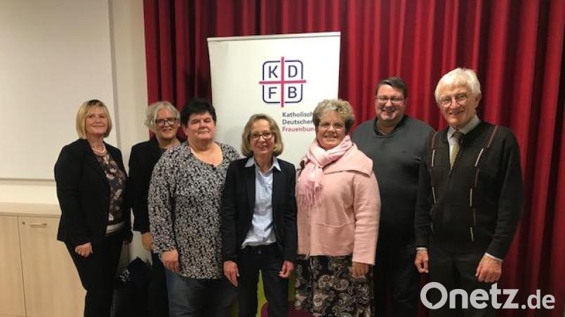 Martha Bauer aus Altenstadt (links) Hannelore Hopfner aus Schönsee (Vierte von links) und Claudia Wiesent aus Erpetshof (Dritte von links) wurden zum gleichberechtigten Bezirksleitungsteam gewählt. Der Moosbacher Pfarrer Udo Klösel (Zweiter von rechts) ist neuer Geistlicher Beirat des Frauenbunds. Der langjährige Waidhauser Pfarrer, Georg Hartl (rechts) wurde verabschiedet, da er in den Ruhestand wechselte. Stellvertretende Diözesanvorsitzende Josefa Bauer (Zweite von links) und Geistliche Diözesanbeirätin Birgitt Pfaller (Dritte von rechts) informierten die Führungskräfte über Angebote des Diözesanverbands, die allen Frauen offen stehen. Bild: dob
