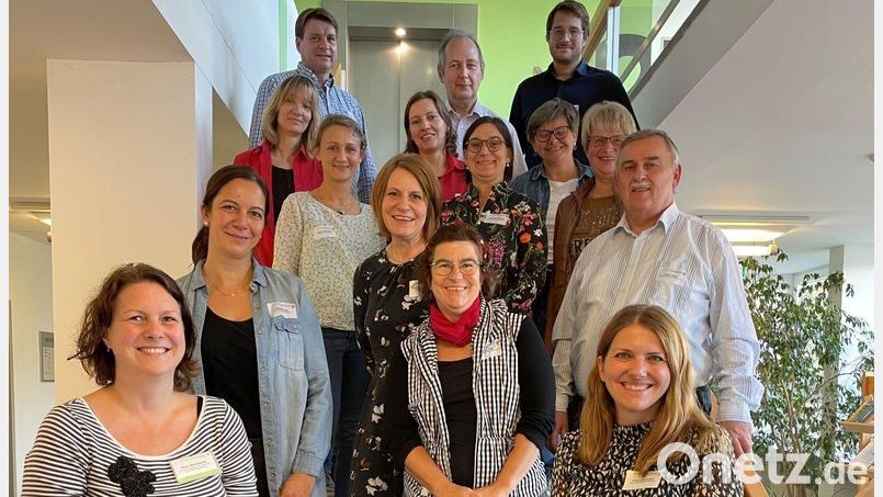 Anne Wurzbacher, Leiterin des Sachgebiets Gemeinschaftsverpflegung (vorne links) und Katharina Goerg (vorne rechts), ebenfalls vom AELF Regensburg-Schwandorf, mit den Kursteilnehmern. Bild: Armin Hofbauer/AELF Regensburg-Schwandorf/exb