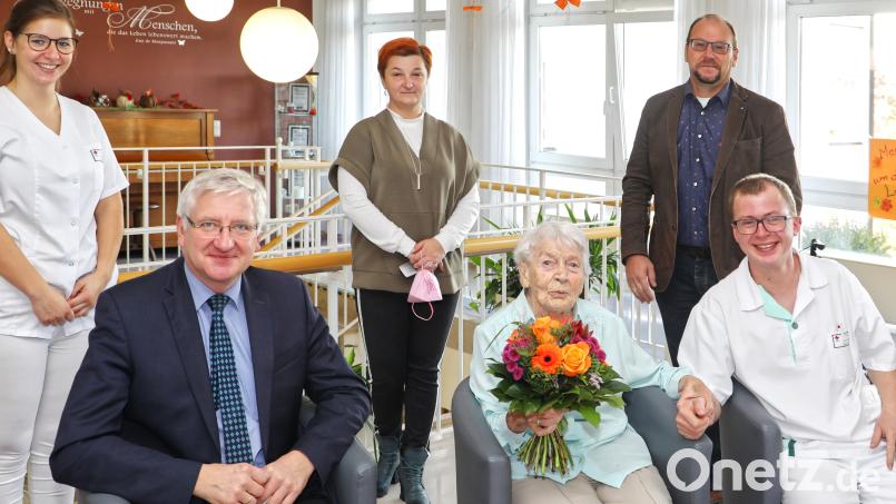 Margareta Reger feierte ihren 100. Geburtstag. Dazu gratulierten unter anderem Bürgermeister Johannes Reger (sitzend, links) und vom BRK-Seniorenwohn- und Pflegeheim Heimleiter Andreas Wöhrl (stehend rechts) sowie die Mitarbeiter. Bild: njn