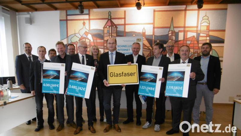 Albert Füracker übergibt die Förderbescheide für den Glasfaserausbau im Landkreis. Bild: mma