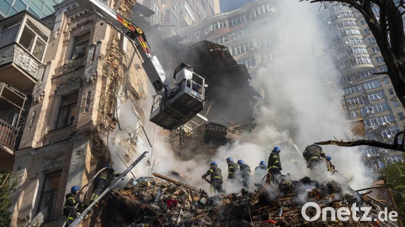 Feuerwehrleute arbeiten nach dem Beschuss auf Gebäude durch eine Drohne. Russland hat am Montagmorgen Kiew erneut mit Drohnen angegriffen. Bild: Roman Hrytsyna