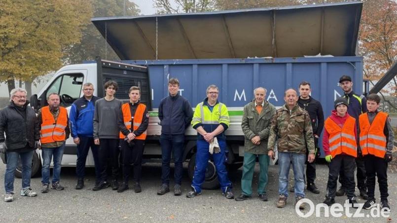 Einen kompletten Container füllte die Kolpingsfamilie mit Altkleidern. Bild: Hans Herrmann/exb