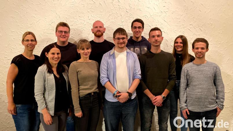 Der Kirwaverein wählt Markus Reil (Mitte) und Raphael Landgraf (links dahinter) zur neuen Vereinsführung. Bild: kki