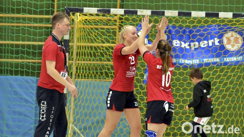 Freude bei den Handballerinnen des HC Sulzbach, hier Selina Sensen (Mitte) und Lisa Steiner (rechts) mit Trainer Martin Feldbauer (links). Archivbild: Hubert Ziegler