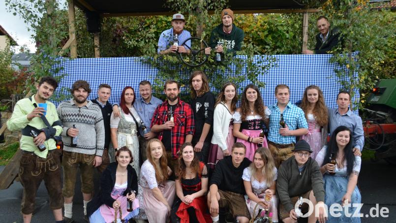 Bestens ausgerüstet und versorgt, brachen die Kirwaburschen und -madla zum Kirchweihumzug auf. Bild: ak