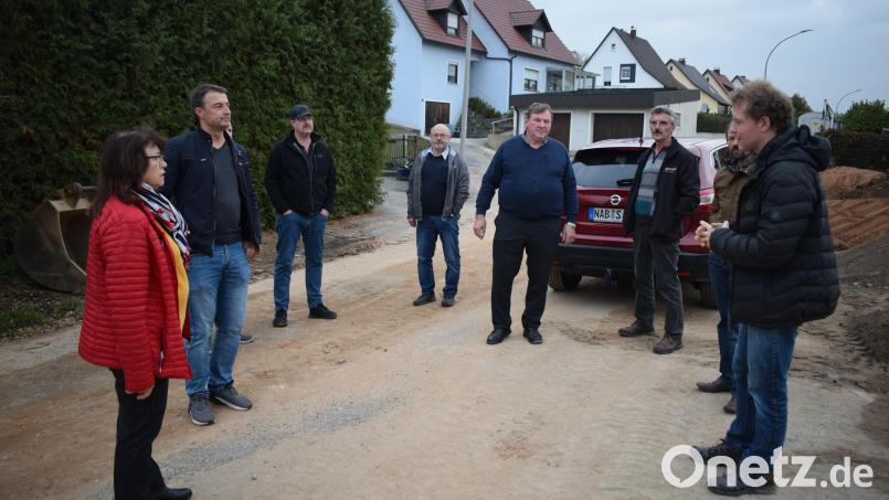 Die Sanierung der Schulstraße zieht sich in die Länge. Der Bauausschuss machte sich vor Ort ein Bild vom Baufortschritt. Bild: bnr