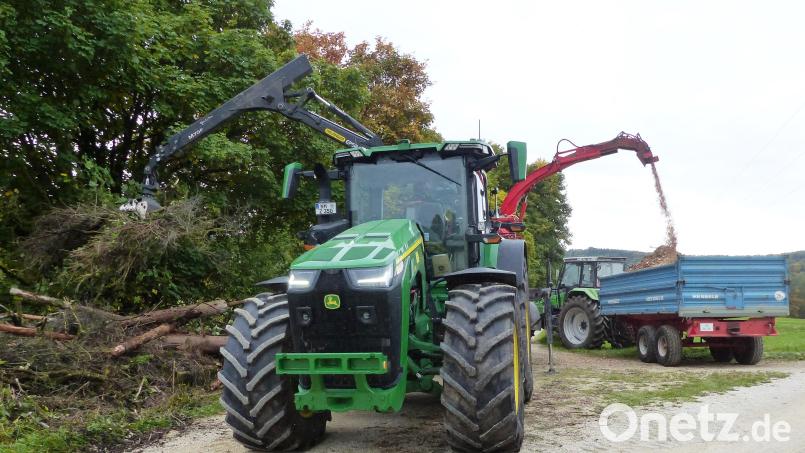 Mit seinem 400 PS Schlepper mit anhängendem Hackaggregat führt Andreas Zucker aus Velburg die praktische Verarbeitung der Büsche und Bäume aus den Heckenpflegemaßnahmen in thermisch verwertbare Hackschnitzel vor. Bild: jp