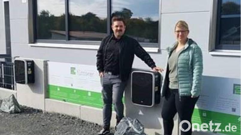 Bürgermeister Sebastian Dippold ist zufrieden. Andrea Fütterer hat auf ihrem Firmengelände drei zusätzliche Ladesäulen für Elektrofahrzeuge installiert, die jeder anfahren kann. Bild: Stadt Neustadt/exb