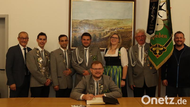 Bürgermeister Erwin Geitner (von links) empfängt Tom Rybak, Manfred Hiermann, Daniel Malotta, Thomas Graf, Michaela Graf, Klaus Jaintzyk (mit Fahne) und Michael Rabenhofer zum Eintrag ins Goldene Buch der Marktgemeinde Rieden. Bild: mrr