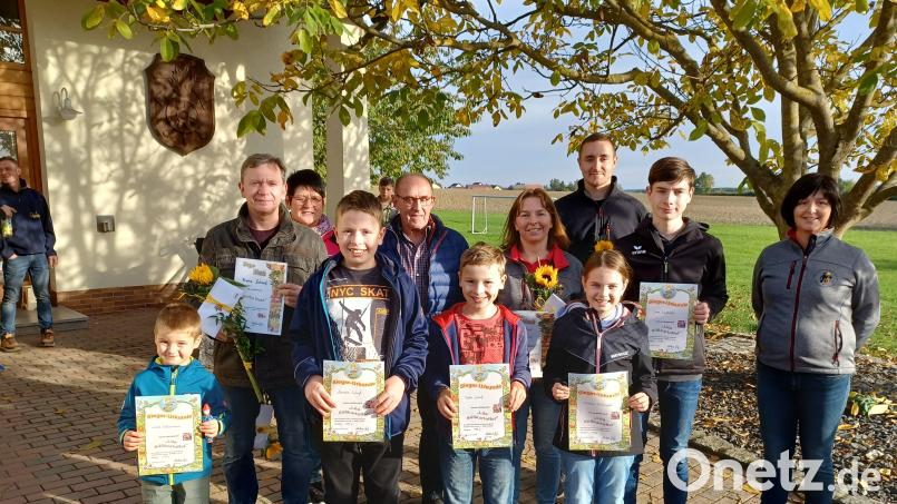 Die Gewinner des Kinder- und Erwachsenenwettbewerbes freuen sich mit der Vorsitzenden Martina Götz (rechts) über ihre Preise. Bild: Franz Ziegelmeier/exb