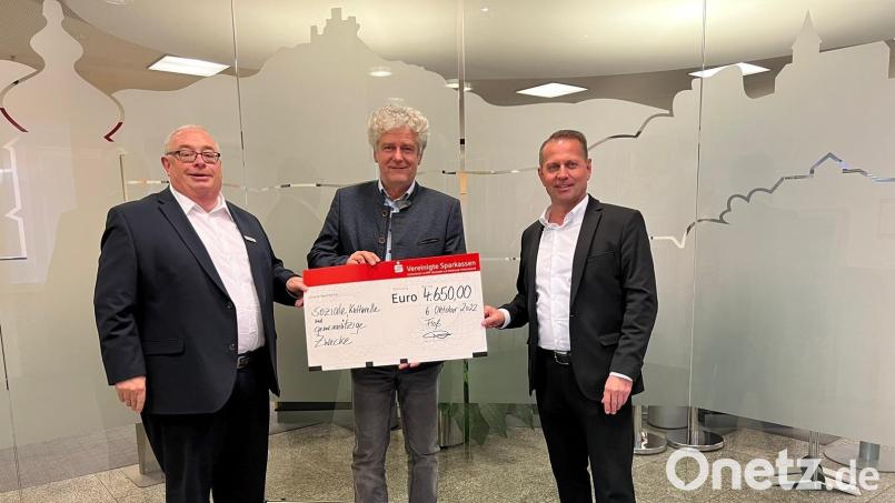 Sparkassen-Vorstandschef Gerhard Hösl (rechts) und Leiter der Geschäftsstelle Floß, Ulrich Höcker (links), überreichen 4650 Euro an Bürgermeister Robert Lindner (Mitte). Bild: Carola Farago/exb