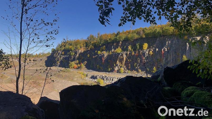 Auf der Nordseite des Teichelbergs wurde von 1888 bis Ende 2018 eine etwa 45 Meter dicke Basaltdecke abgebaut. Bild: wro
