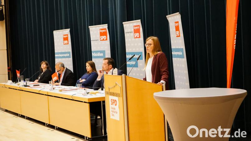 Nicole Bäumler (stehend) ist Spitzenkandidatin für die Oberpfälzer SPD bei der Landtagswahl 2023. Bild: Alexander Roth