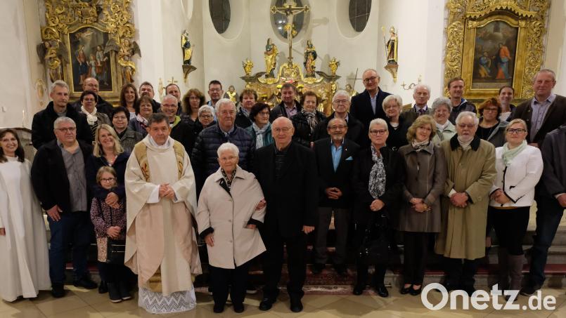 Mit Pfarrer Max Früchtl feiern die Ehejubilare Gottesdienst und anschließend ein gemütliches Beisammensein. Bild: le