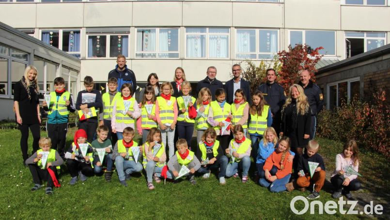 Die 21 Prüflinge zum Radler-Führerschein mit (hinten, von links) Lehrerin Susanne Koch, Michael Gradl (TÜV), Stefanie Bär (Elternbeirat), Marliesa Morales (Sparkasse), Johann Gebhardt (Verkehrswacht), Bürgermeister und Schulverbandsvorsitzender Peter Achatzi, den Verkehrspolizisten Philipp Böhme und Andreas Trenz sowie Rektorin Birgit Molitor. Bild: ds