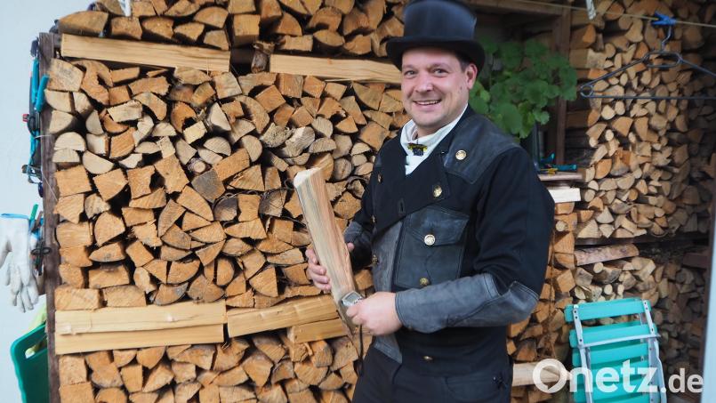 Nicht jeder hat rechtzeitig für den Winter mit gut gelüftetem Brennholz vorgesorgt. Mit diesem Stapel in Pfreimd ist Kaminkehrer Martin Reil zufrieden, die Scheite sind ausreichend getrocknet. Bild: bl