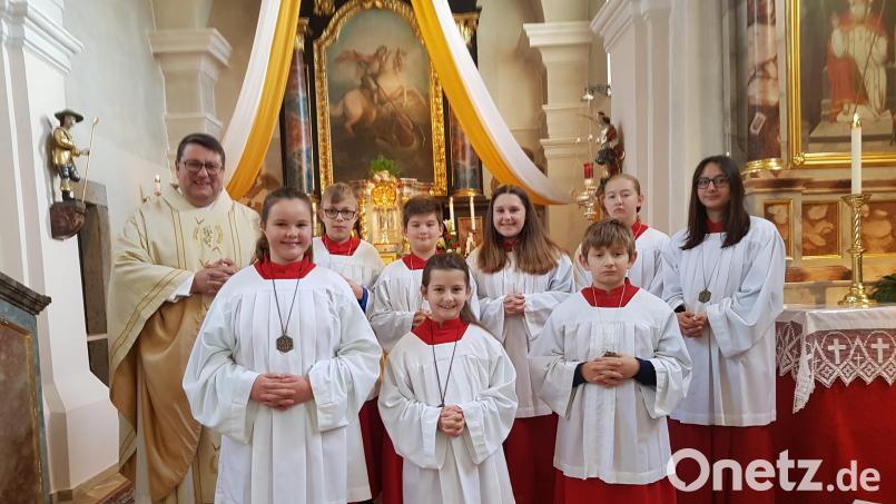 Zwei neue Ministranten Alisa Picka und Emily Schnupfhagn (vorn von links) wurden beim Festgottesdienst am Kirchweihsonntag in die Schar der Ministranten der Expositur Etzgersrieth durch Pfarrer Udo Klösel aufgenommen. Bild: gi