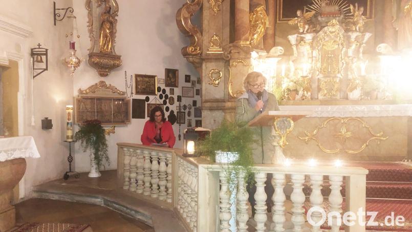 Gerti Münch rechts und Renate Puckschamel (links) lesen besinnliche Texte. Bild: sei
