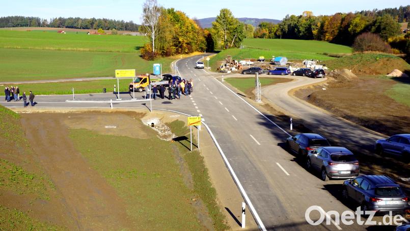 Die Anbindung der Staatsstraße 2665 (links) an die Gemeindeverbindungsstraße zwischen Kemnath und Berndorf (Mitte) ist fertiggestellt. Am Montag erhielt die rund 2,5 Millionen Euro teure Maßnahme den kirchlichen Segen. Bild: bkr