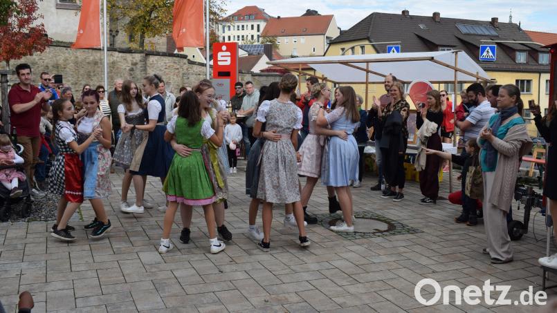 Die Mädchen der Faschingsgesellschaft begeisterten die Zuschauer mit ihren Tänzen. Bild: bnr