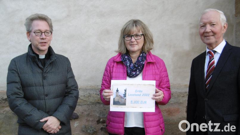 Dekan Christian Schulz, Pfarrgemeinderatssprecherin Brigitta Heidlinger und Kirchenpfleger Georg Münch freuen sich über das sehr gute Ergebnis der Losbude vom Frohnbergfest. Bild: mma