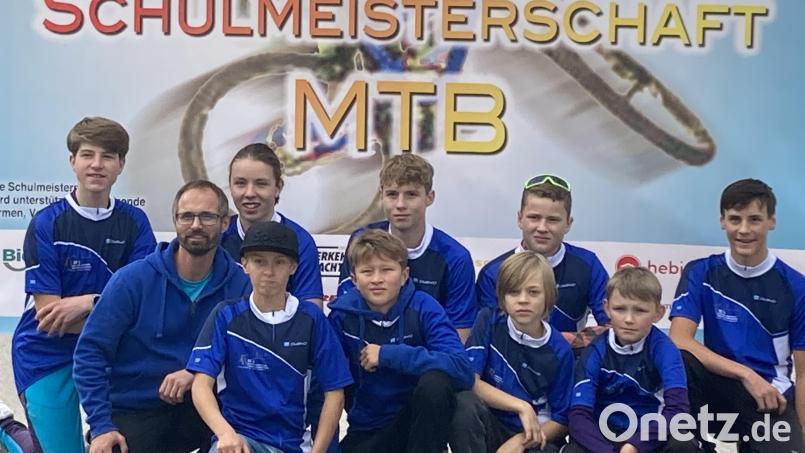 In Berlin für das HCA-Gymnasium dabei: (hinten, von links) Ben Paulus, Paul Graf, Joel Beyreuther, Paul Burkhardt, Kilian Ludwig, (vorne, von links) Betreuer Jochen Tuchbreiter, Niklas Kohl, Felix Bleisteiner, Janosch Kasper, Karl Harzer. Bild: Ralph Huber
