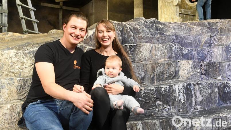 Benjamin und Christina Trenner spielen bei den Neuen Tirschenreuther Passionsspielen mit. In einem Gespräch erzählen die frisch gebackenen Eltern wie sie Proben und Auftritte zeitlich managen. Bild: Gabi Schönberger