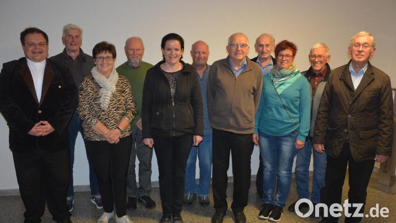 Neuwahlen standen bei der Kolpingsfamilie Mitterteich an. Im Bild (von links) Kaplan Daniel Schmid, Ernst Zeitler, Christa Ott, Wolfgang Sill, Barbara Gruber, Hubertus Krämer, der neue Vorsitzende Hans Gruber, Stefan Zeitler, Andrea Neukirchen, Engelbert Ott und Erhard Sommer. Bild: jr