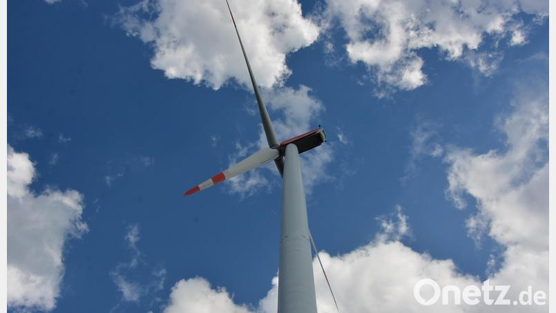 Die Gemeinde Leonberg meldet vorerst keine Flächen zur Windenergienutzung und will die weitere Entwicklung abwarten. Das Symbolbild zeigt ein Windrad nahe Arzberg. Bild: jr
