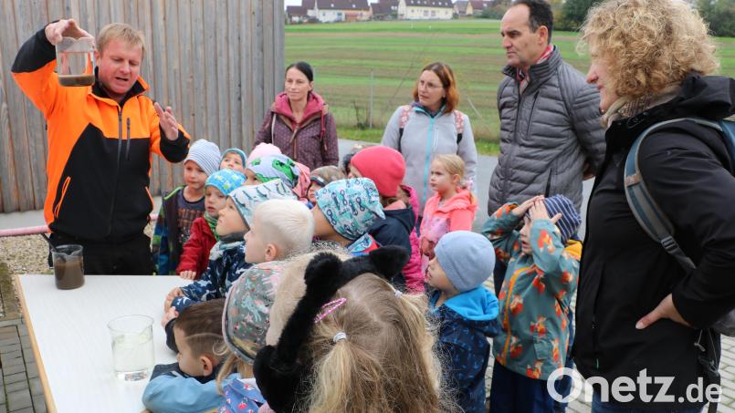 Der Klärwärter Robert Pickel zeigt den Kinder ungereinigtes Abwasser und geklärtes Wasser. Bild: gru