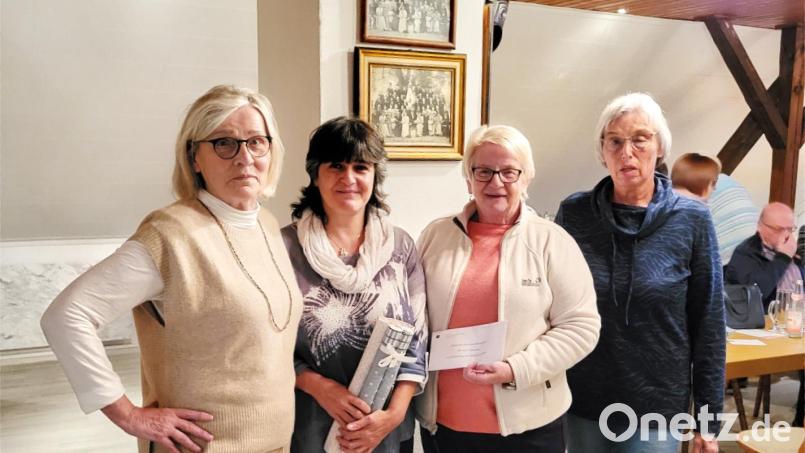 (von links) Die Gewinnerinnen Gerda Beer, Maria Adam und Doris Weiss mit SPD-Ortsvorsitzender Karin Neugirg. Bild: njn